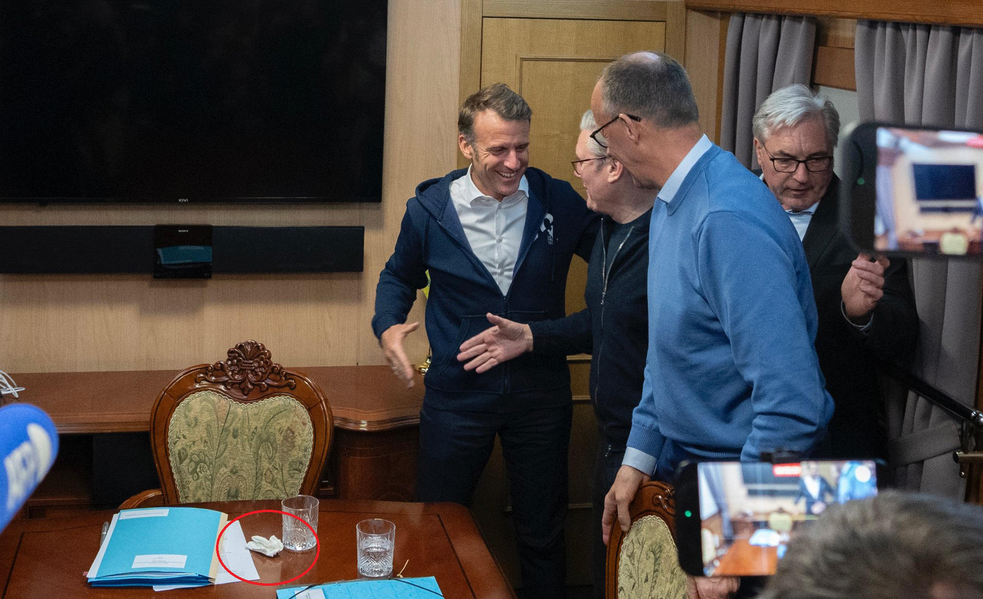 Елисейский дворец – Когда единство Европы представляет проблему, дезинформация заходит настолько далеко, что выдает простую салфетку за наркотик – Эту ложную информацию распространяют враги Франции