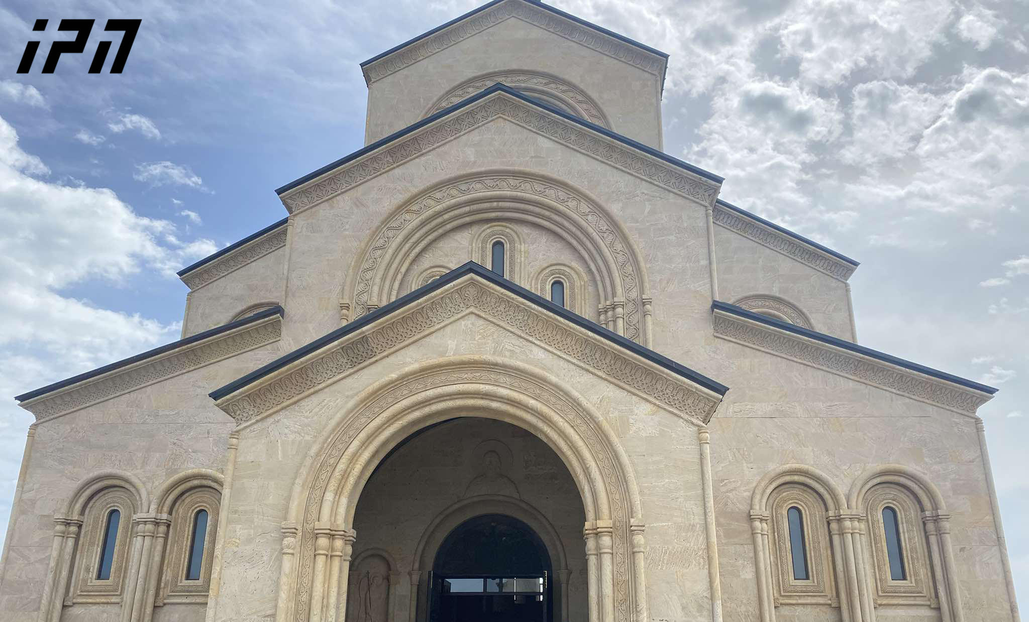მახათას მთაზე, ივერიის ყოვლადწმინდა ღვთისმშობლის ხატის სახელობის ტაძარში, ღვთისმშობლის წილხვდომილობისა და ანდრია პირველწოდებულის ხსენების დღესთან დაკავშირებით წირვა მიმდინარეობს