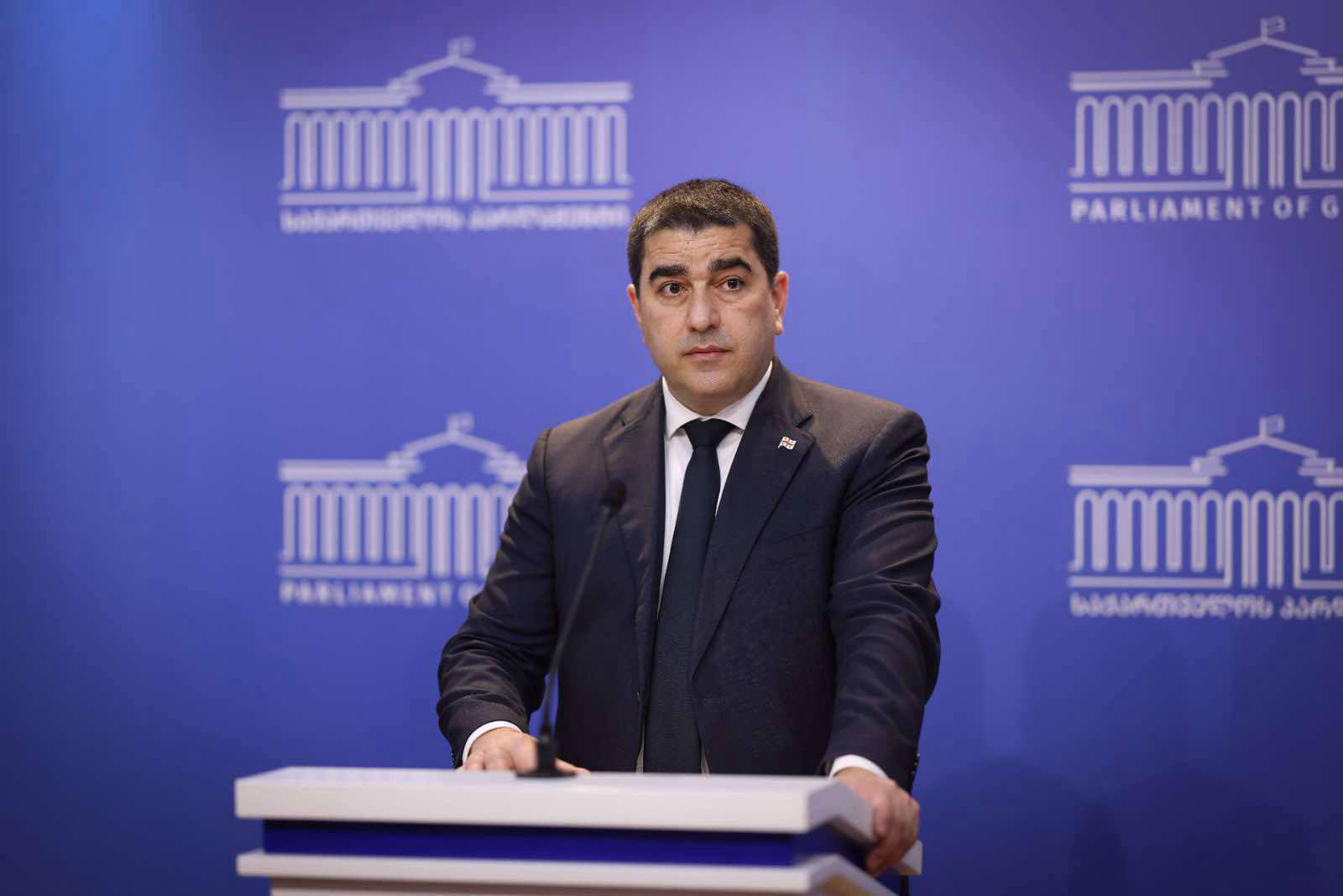 შალვა პაპუაშვილი საქართველოში ევროკავშირის დელეგაციის წევრის არ შემოშვებაზე - მიხარია, რომ ევროკავშირის საელჩო კითხულობს ვენის კონვენციას - 41-ე მუხლის პირველი პუნქტიც წაიკითხონ, სადაც წერია, რომ დიპლომატი ქვეყნის საშინაო საქმეებში არ უნდა ჩაერიოს