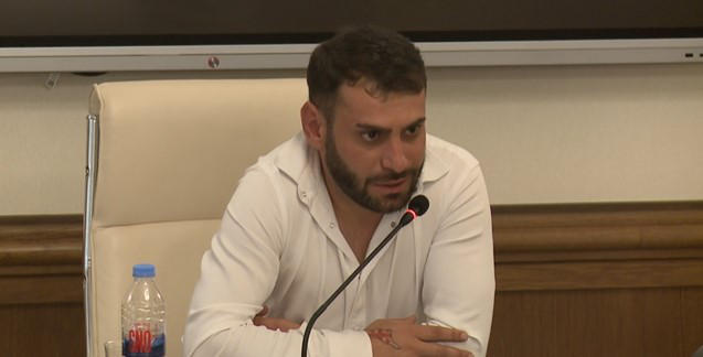 გიორგი ხოჭავა საგამოძიებო კომისიის წევრებს - მეგის ქარდავამ თავზე დამადო იარაღი და მეუბნებოდა, რომ დახოცავდა ჩემს მშობლებს და 14 წლის ძმას, თუ აღიარებით ჩვენებას არ მივცემდი