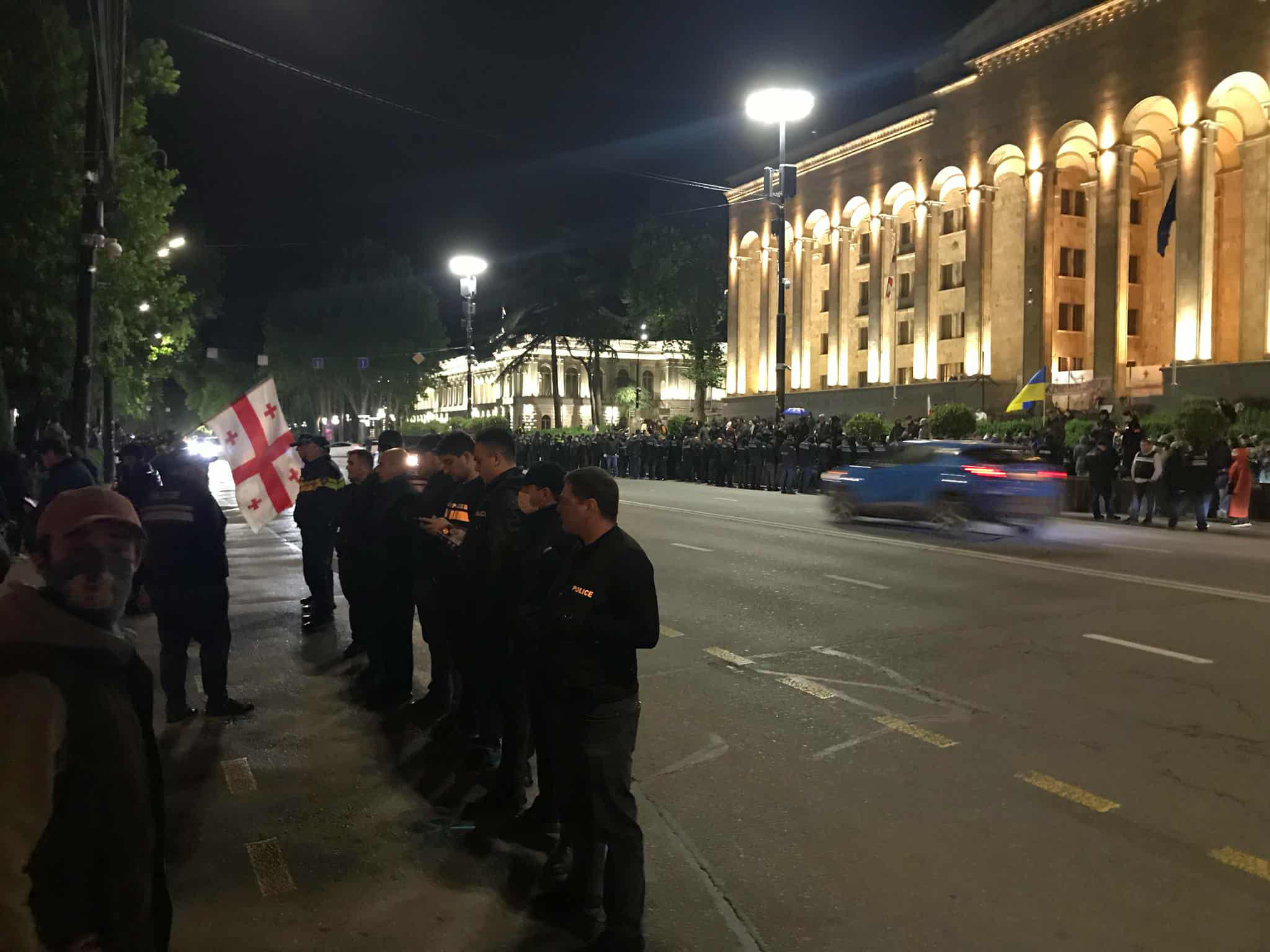 რუსთაველის გამზირზე პოლიციის კორდონია განლაგებული - აქციის მონაწილეების ინფორმაციით, სამართალდამცველები გზის გადაკეტვის უფლებას არ აძლევენ