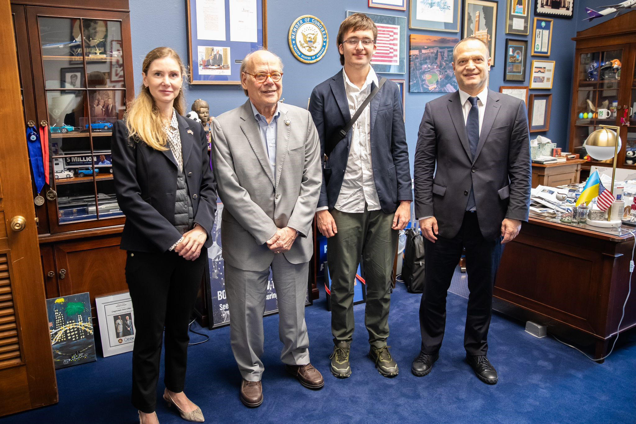 „ერთიანობა ნაციონალური მოძრაობის“ თავმჯდომარე თინა ბოკუჩავა და პარტიის გენერალური მდივანი პეტრე ცისკარიშვილი კონგრესმენ სტივ კოენს შეხვდნენ