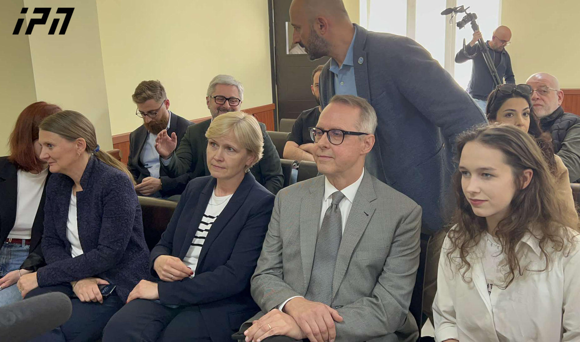 ბათუმის საქალაქო სასამართლოში, სადაც მზია ამაღლობელის პროცესი უნდა გაიმართოს, გერმანიის, შვედეთის და ესტონეთის ელჩები მივიდნენ