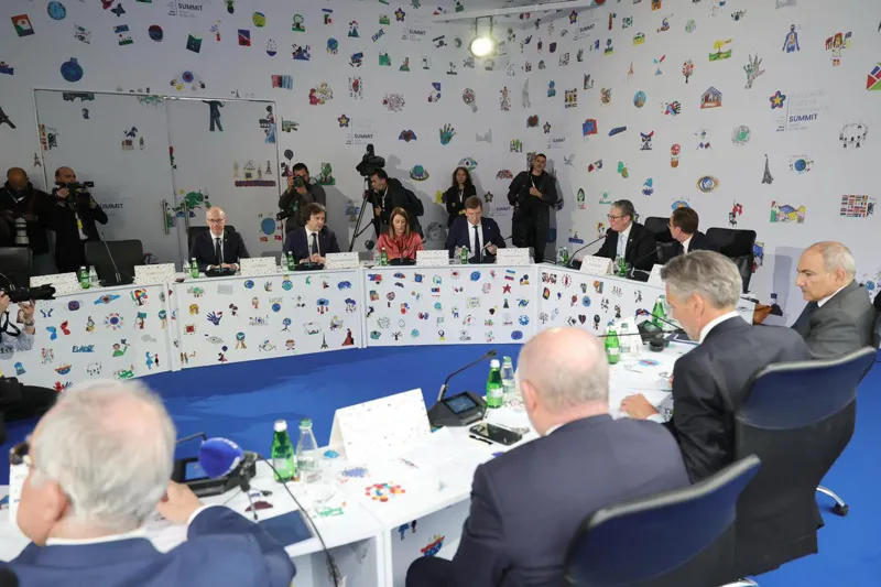Within the framework of the European Political Community summit, the Prime Minister participated in a roundtable discussion on “Strengthening Europe's Security and Democratic Resilience"