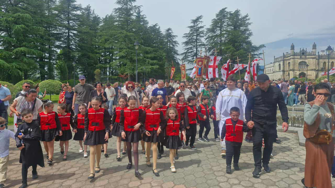 ოჯახის სიწმინდის დღესთან დაკავშირებით ზუგდიდსა და ფოთში საზეიმო მსვლელობა  გაიმართა