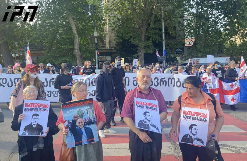 The protesters have moved to the State Security Service (SUS) building