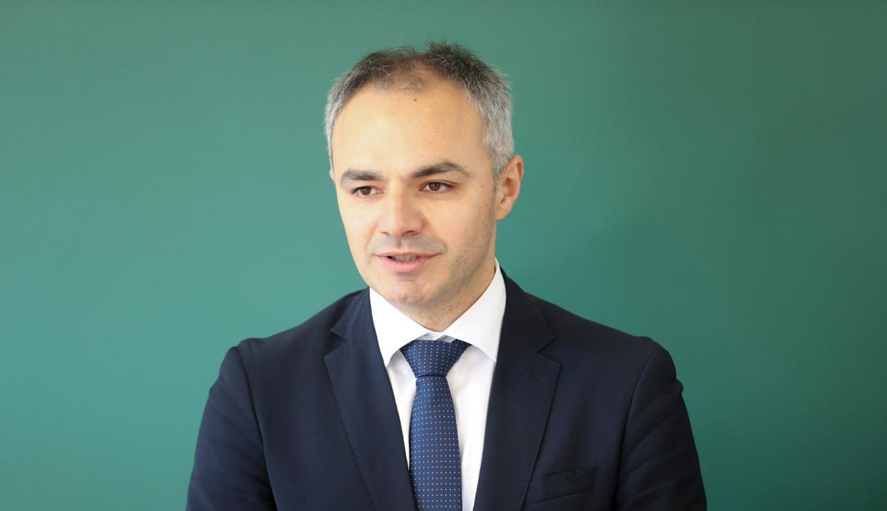 განათლების მინისტრი მე-12 კლასელებს სკოლის დამთავრებას ულოცავს