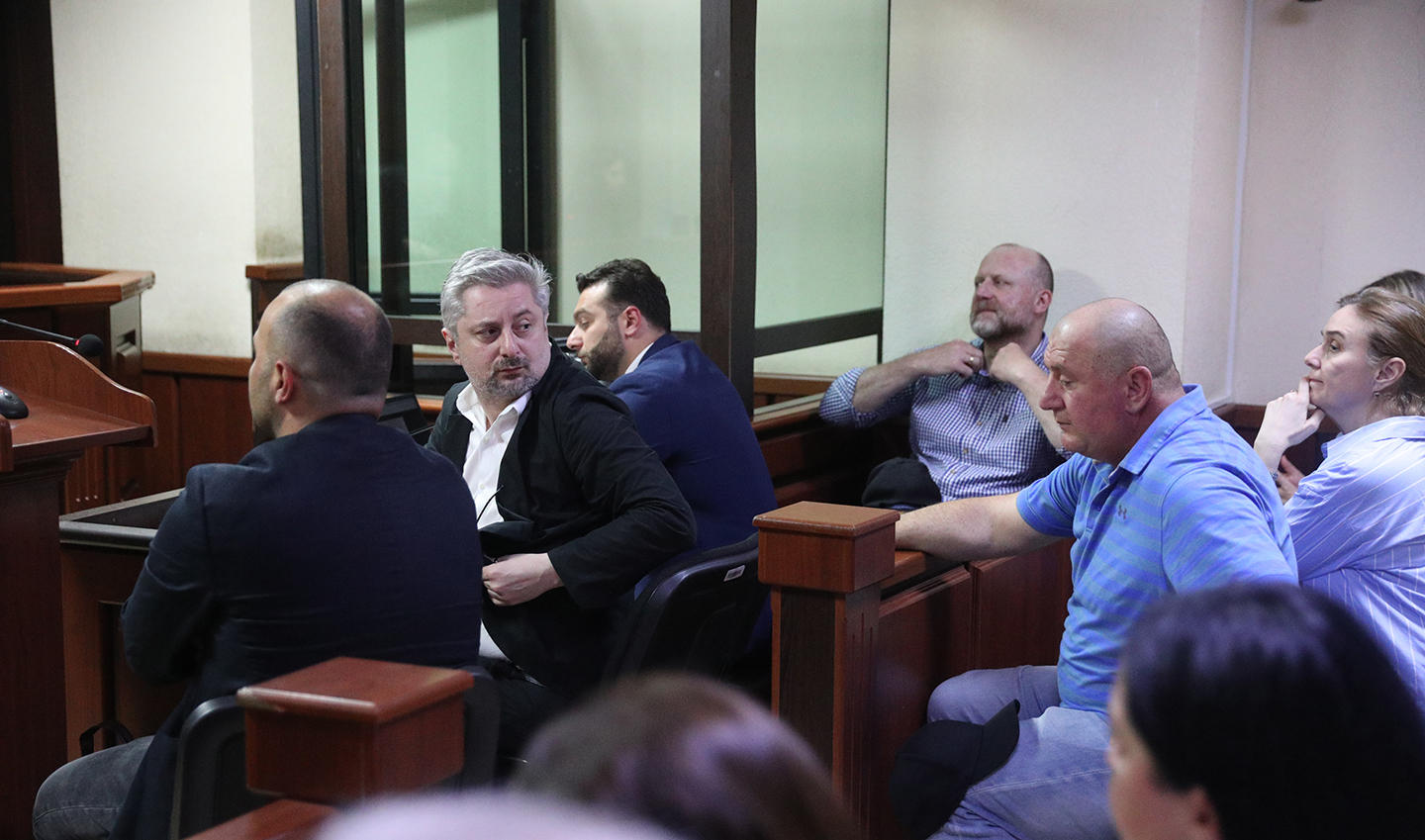 თბილისის საქალაქო სასამართლოში ზურაბ ჯაფარიძის წინასასამართლო პროცესი დაიწყო - სხდომა ხმაურის ფონზე მიმდინარეობს