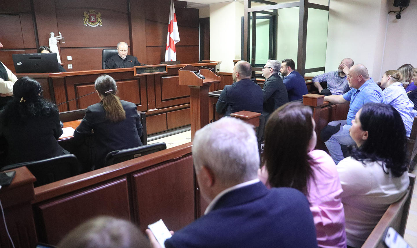ზურაბ ჯაფარიძის ადვოკატებმა სასამართლო დარბაზი პროტესტის ნიშნად დატოვეს, რის შემდეგაც მოსამართლე საზოგადოებრივი ადვოკატის დანიშვნის საკითხზე სათათბიროდ გავიდა