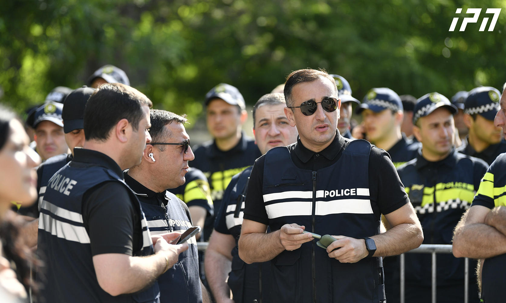 აქციის მონაწილეების ინფორმაციით, პოლიციამ სასამართლოსთან 2 პირი სავარაუდოდ, დააკავა