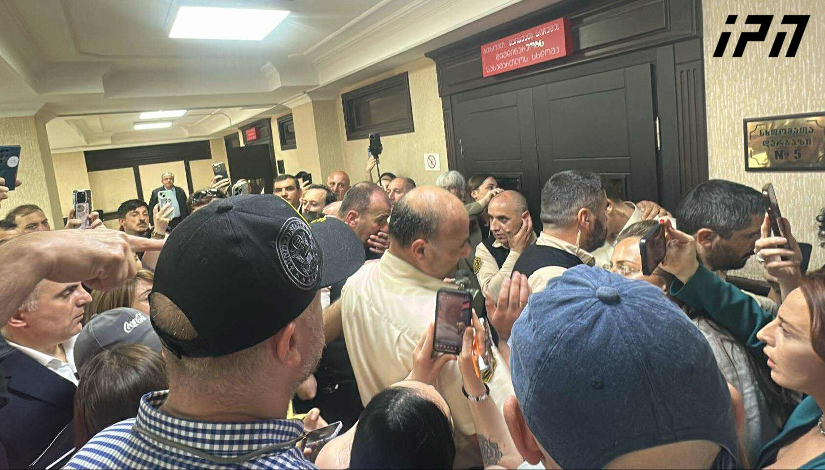 თბილისის საქალაქო სასამართლოს შენობაში, სადაც ზურაბ ჯაფარიძის წინასასამართლო სხდომა უნდა გაიმართოს, ხმაურია