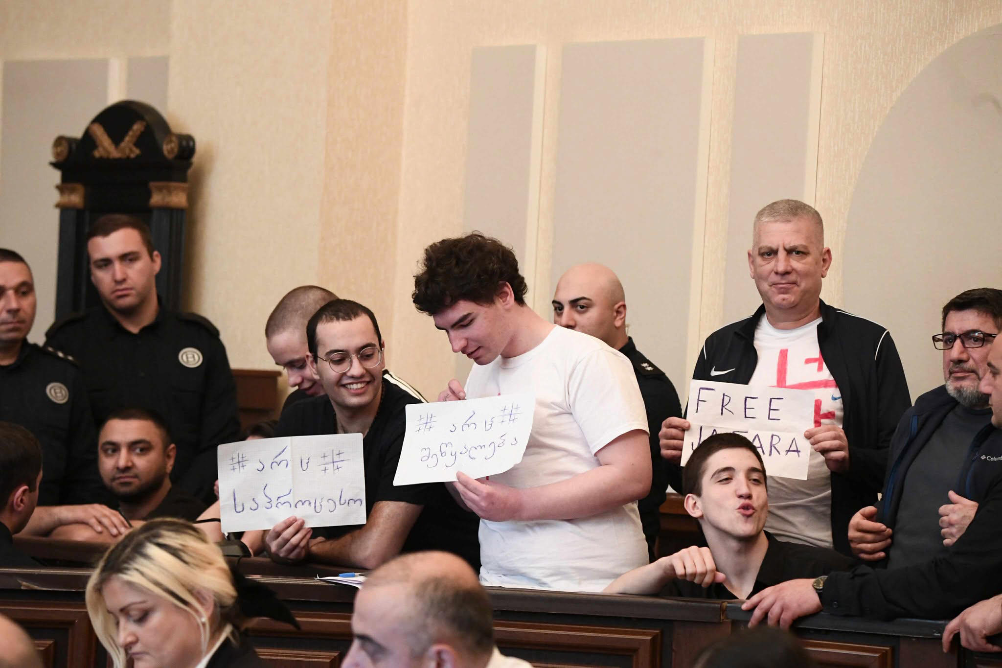 თბილისის საქალაქო სასამართლოში, ზვიად ცეცხლაძისა და კიდევ შვიდი პირის სასამართლო პროცესზე პოლიციელებს კითხავენ
