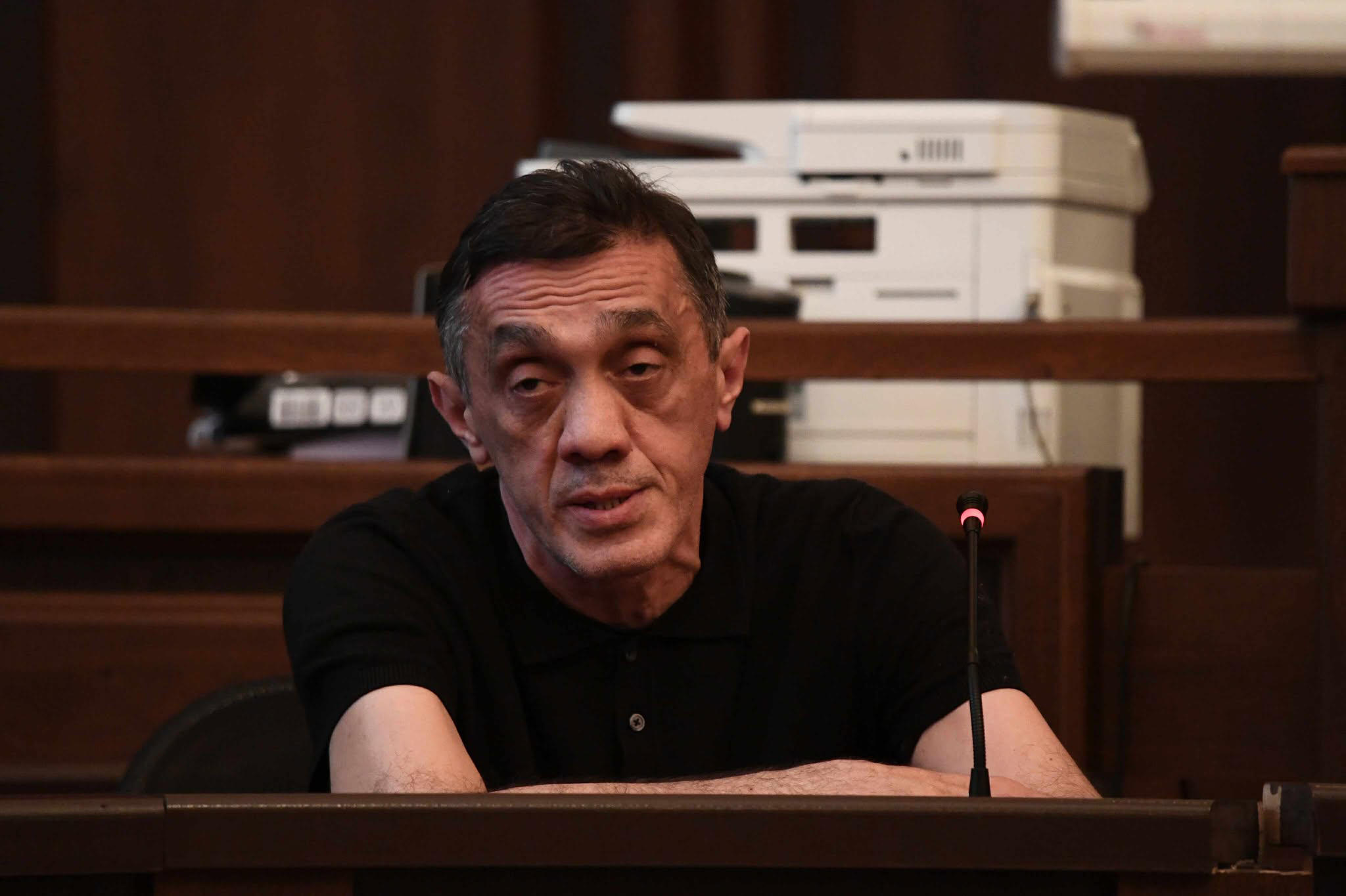 ზვიად ცეცხლაძისა და კიდევ 7 ბრალდებულის საქმეზე მოწმე პოლიციელი - ნივთების სროლა დაიწყეს, იყო ქვები, ერთი შუბლის არეში მომხვდა და ჭრილობა გამიკერეს - კონკრეტულად ვერ გეტყვით, ესენი არიან თუ არა, მაგრამ ვინც ეს ჩაიდინა, პრეტენზია მაქვს
