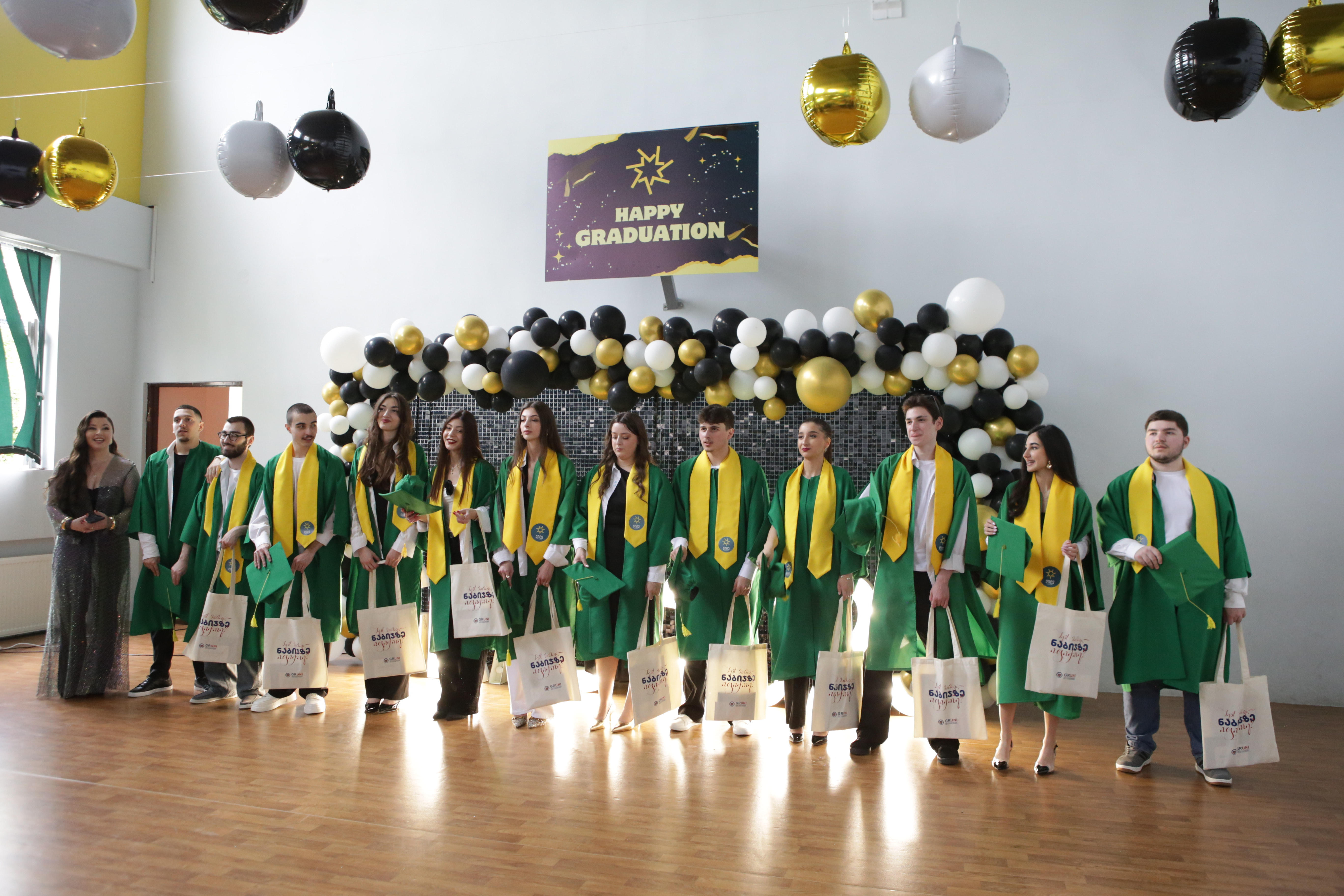 გრიგოლ რობაქიძის უნივერსიტეტის სტუდენტებმა პარტნიორი სკოლის მოსწავლეებს სწავლის დასრულება მიულოცეს