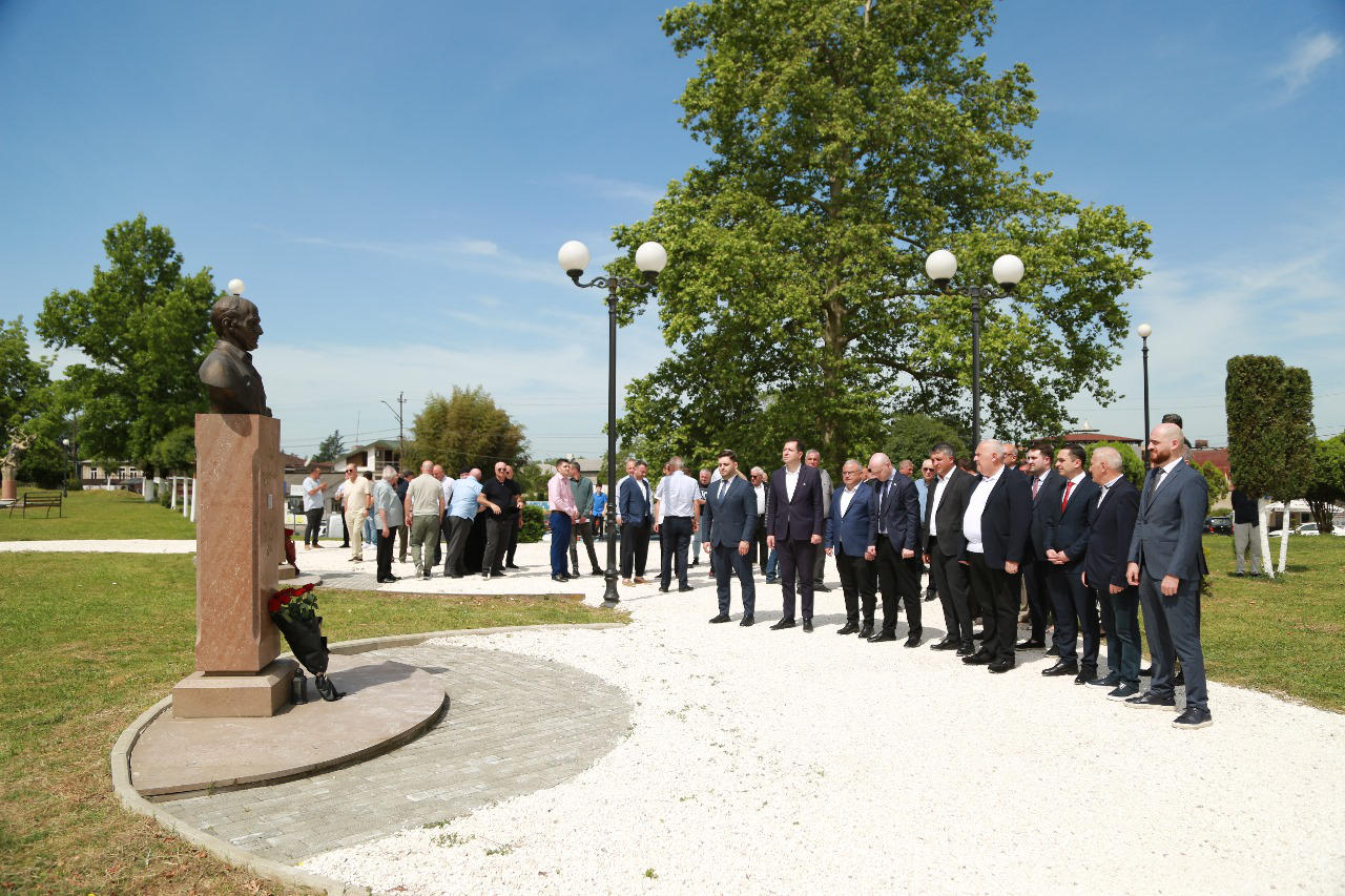 აფხაზეთის მთავრობის წარმომადგენლები ზუგდიდში გურამ გაბესკირიას ბიუსტის გახსნას დაესწრნენ