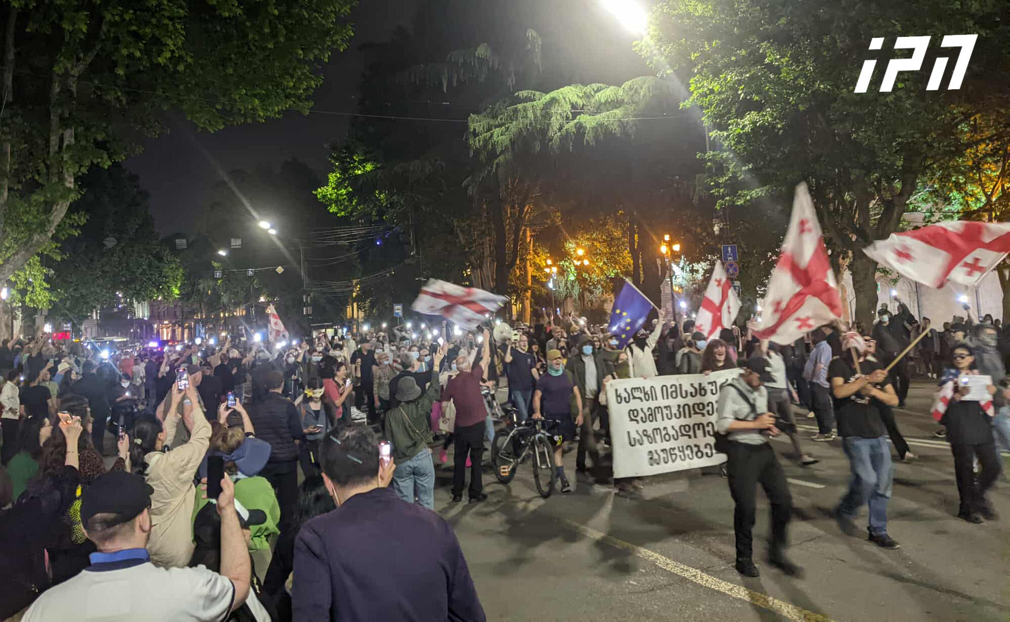 რუსთაველის გამზირზე საპროტესტო აქცია განახლდა - პარლამენტთან შეკრებილმა მოქალაქეებმა საავტომობილო გზა გადაკეტეს