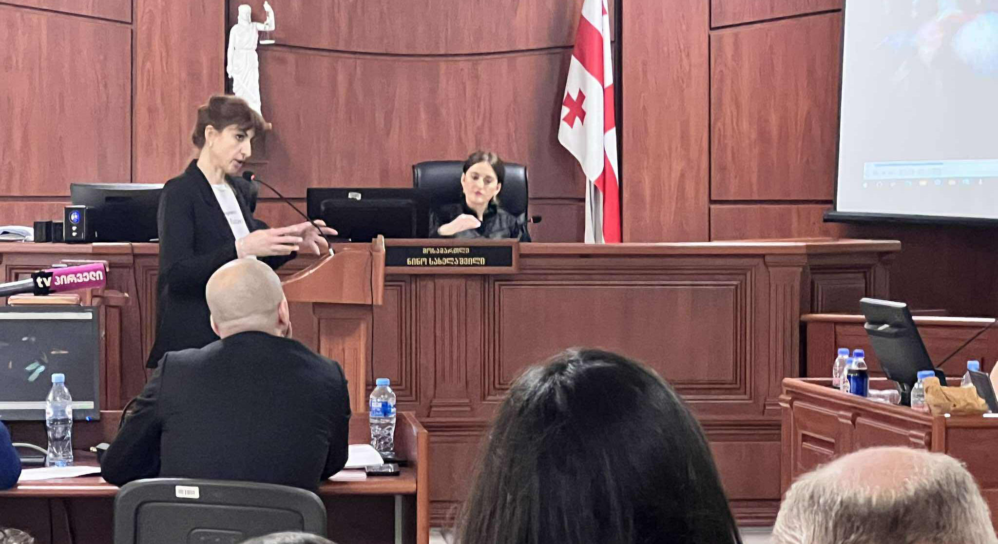 მზია ამაღლობელის სასამართლო პროცესზე, მოწმის სახით, გამოცემა „ბათუმელების“ ჟურნალისტი მანანა ქველიაშვილი იკითხება