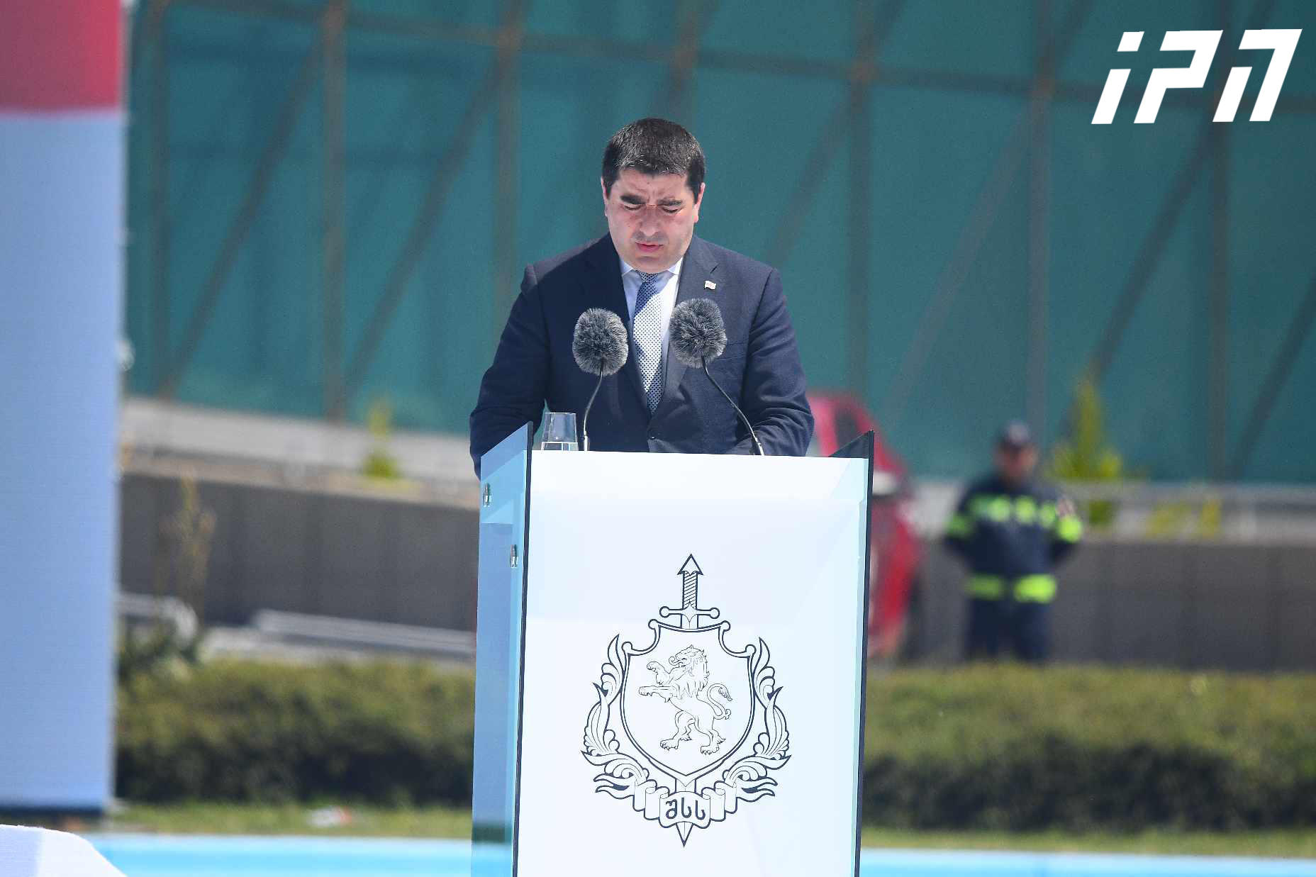 შალვა პაპუაშვილი პოლიციელებს - კვლავ დაამტკიცეთ, რომ ყველაზე რთულ სიტუაციებშიც კი, შეურაცხყოფისა და ფიზიკური თავდასხმების ფონზე, მაქსიმალური მოთმინებით, დაკისრებული მოვალეობები საუკეთესოდ შეასრულეთ და პროცესებიც სათანადოდ მართეთ