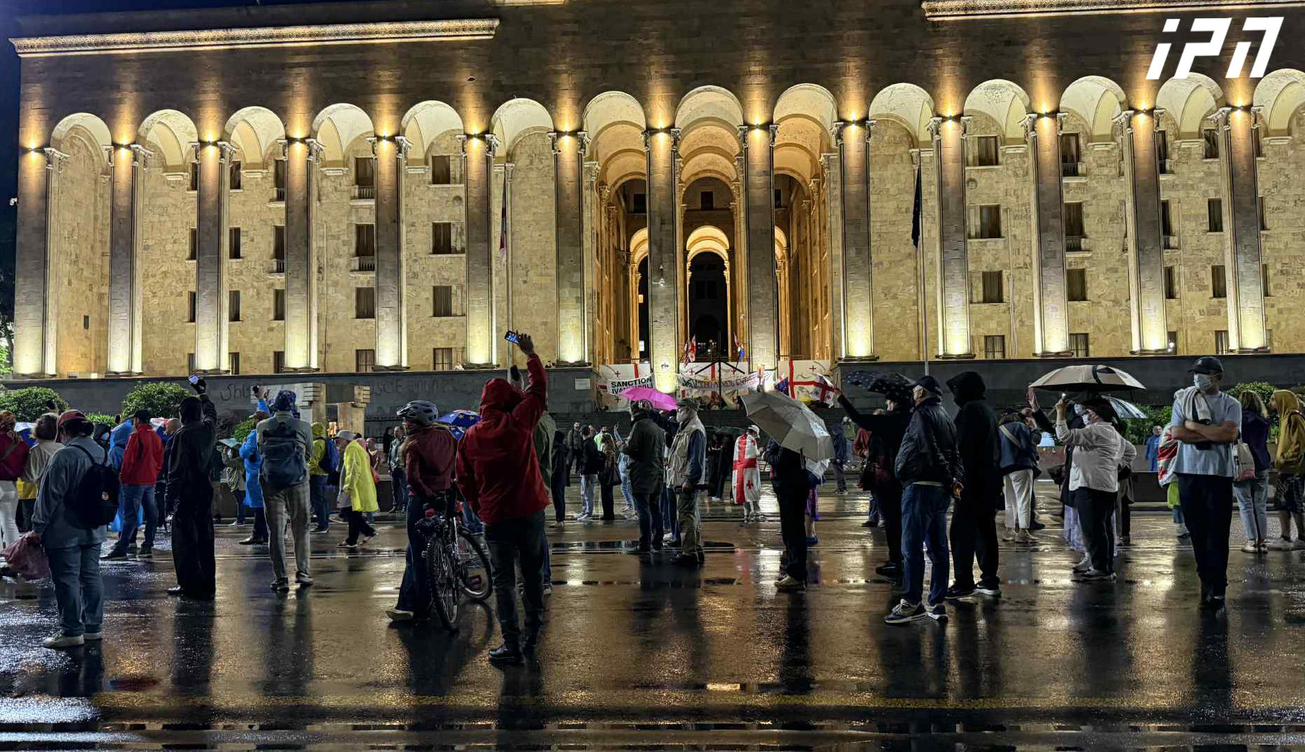 პარლამენტთან საპროტესტო აქცია მიმდინარეობს