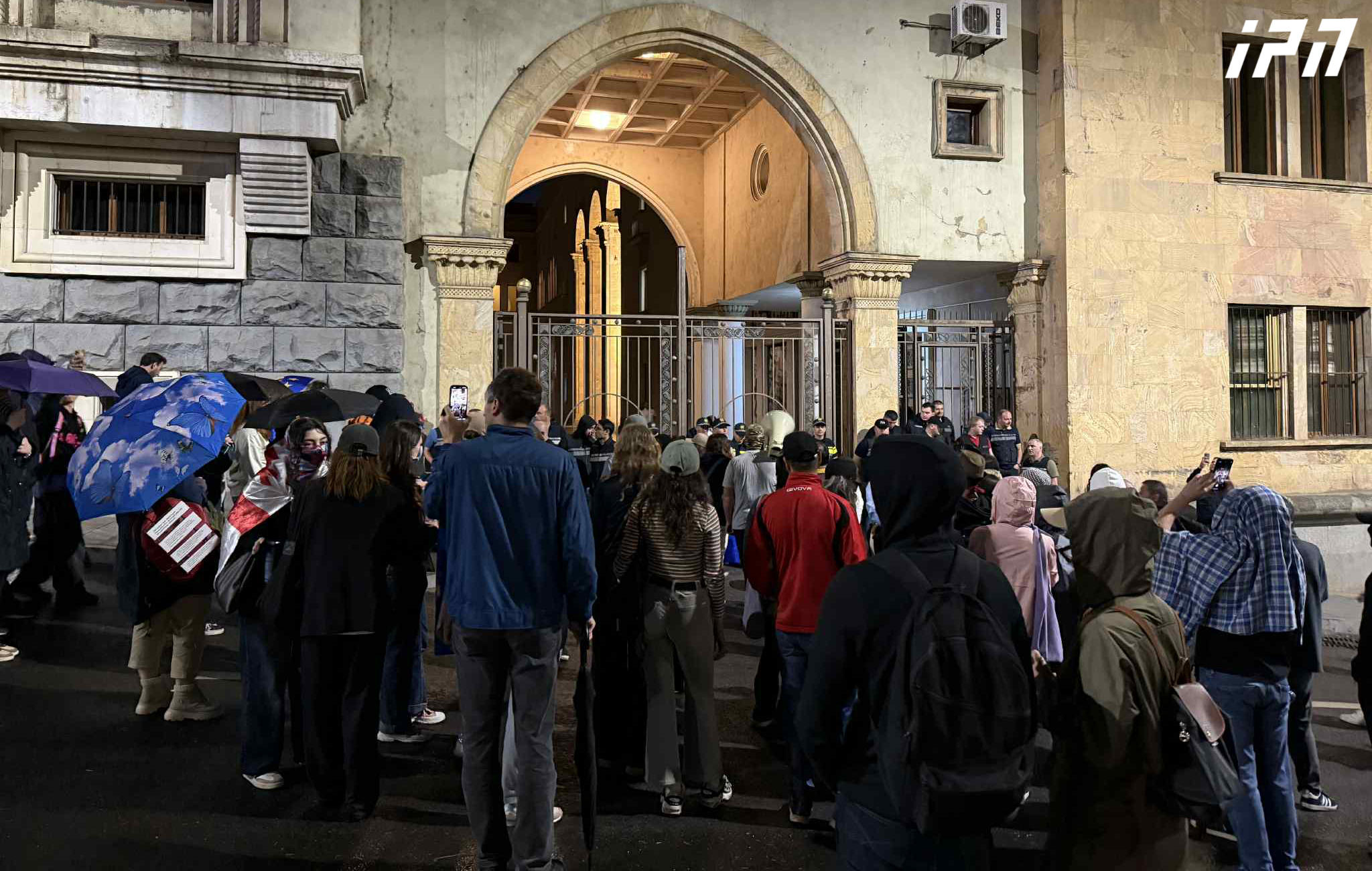 პარლამენტთან საპროტესტო აქცია მიმდინარეობს