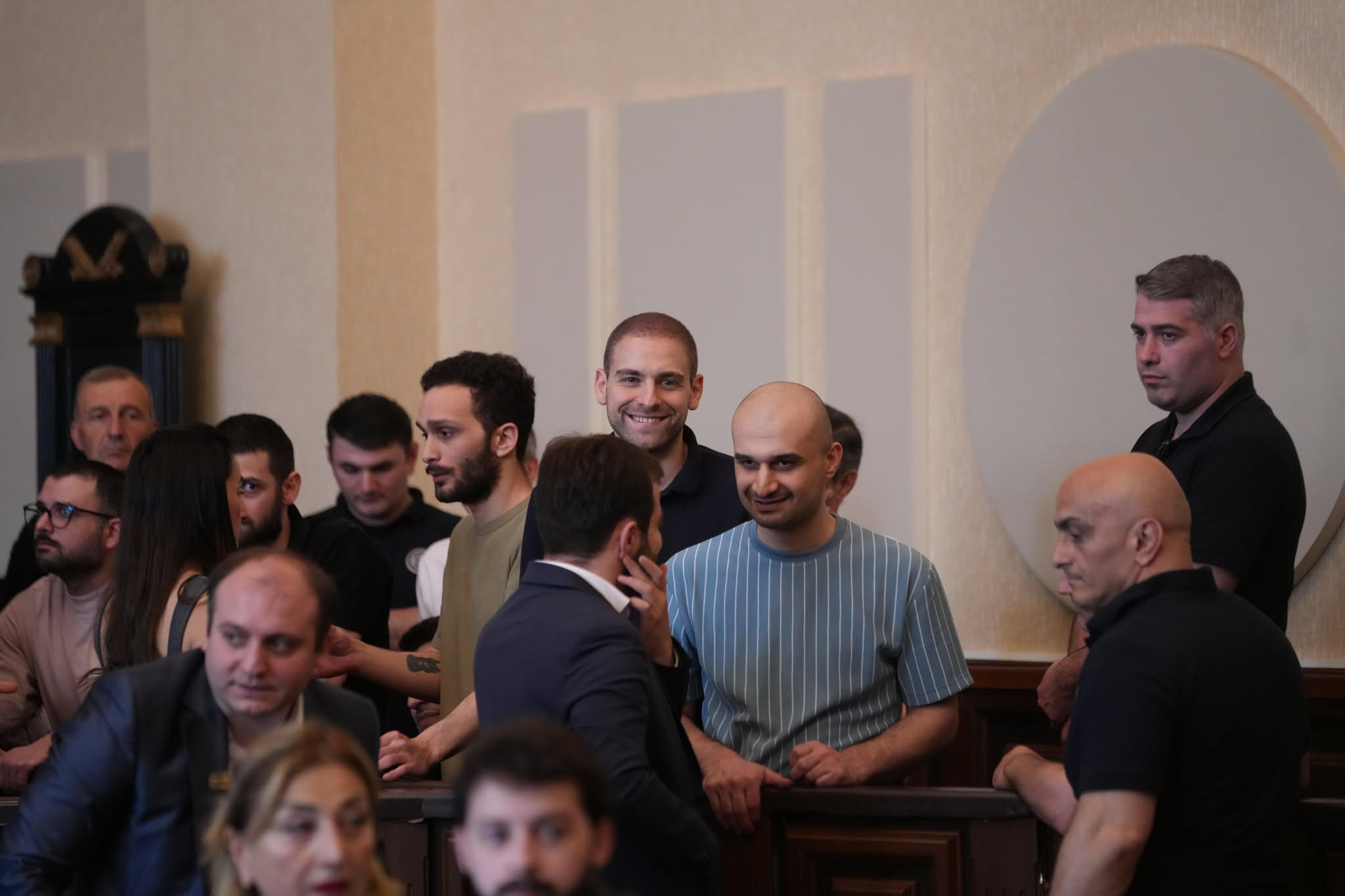 თბილისის საქალაქო სასამართლოში აქციების დროს დაკავებული ანდრო ჭიჭინაძის, ონისე ცხადაძისა და კიდევ 9 პირის სასამართლო პროცესი მიმდინარეობს