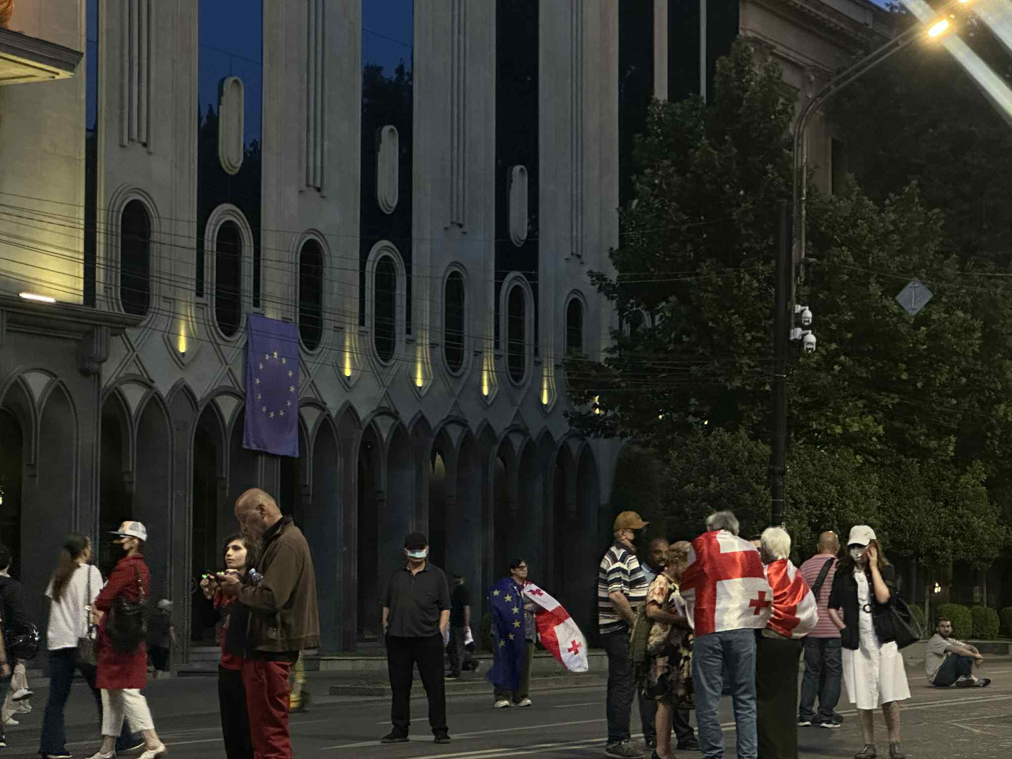 პარლამენტთან საპროტესტო აქცია მიმდინარეობს