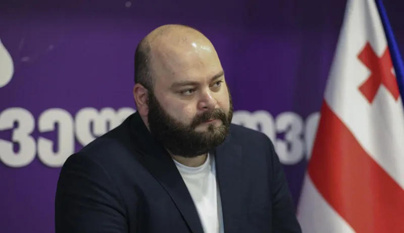 ბექა ლილუაშვილი - სანამ ზარ-ზეიმით გვაჩვევენ ვიზალიბერალიზაციის დაკარგვას, იმას, რომ თურმე ევროპაში წამსვლელები, ცეკვის ანსამბლით მოგზაურობის პრაქტიკას უნდა დაუბრუნდნენ, ეკონომიკა მძიმე მდგომარეობაში შედის