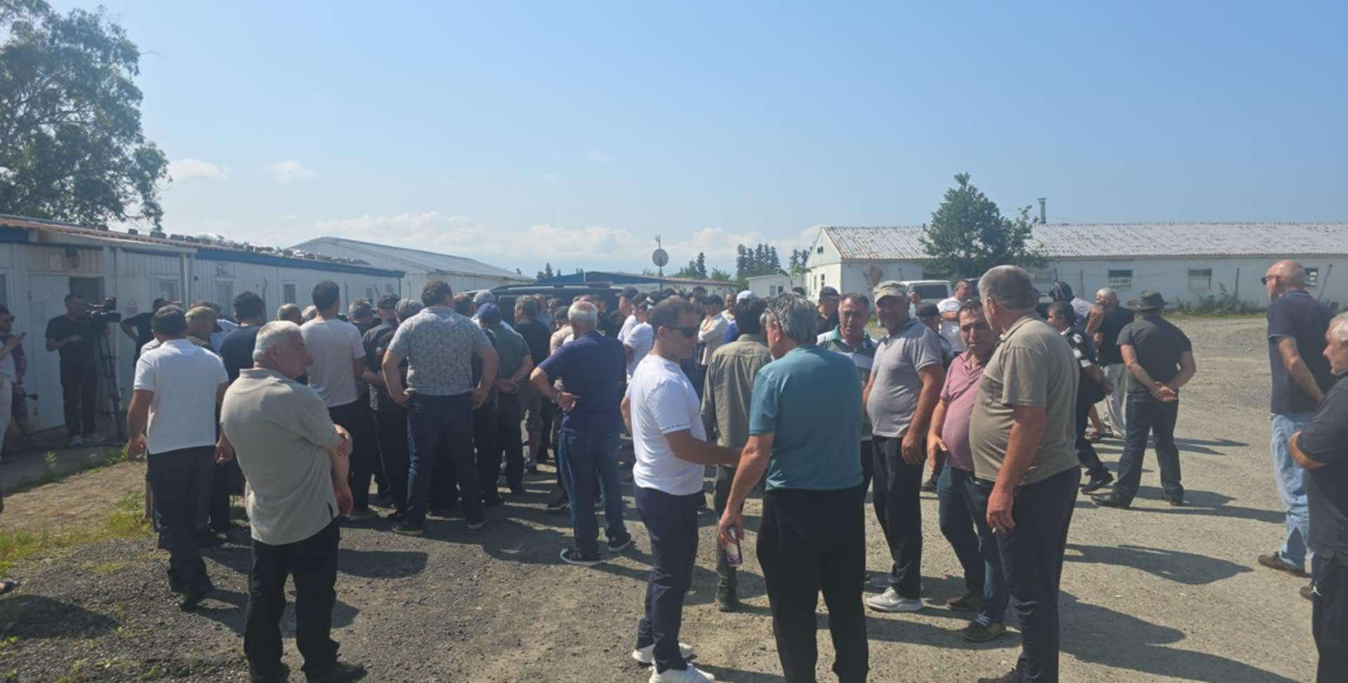 ოზურგეთში, სოფელ ნატანებში, „ფოლად იოლის“ ოფისთან შემოვლითი გზის მშენებლობაზე დასაქმებული პირები აქციას მართავენ - ისინი ბოლო 6 თვის ანაზღაურების მიღებას ითხოვენ