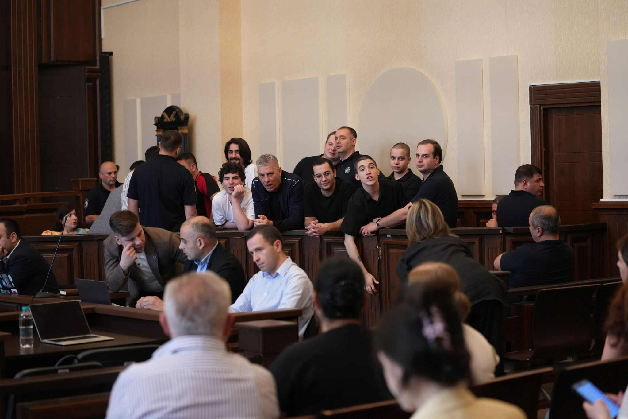 თბილისის საქალაქო სასამართლოში, ზვიად ცეცხლაძისა და კიდევ შვიდი პირის სასამართლო პროცესი მიმდინარეობს
