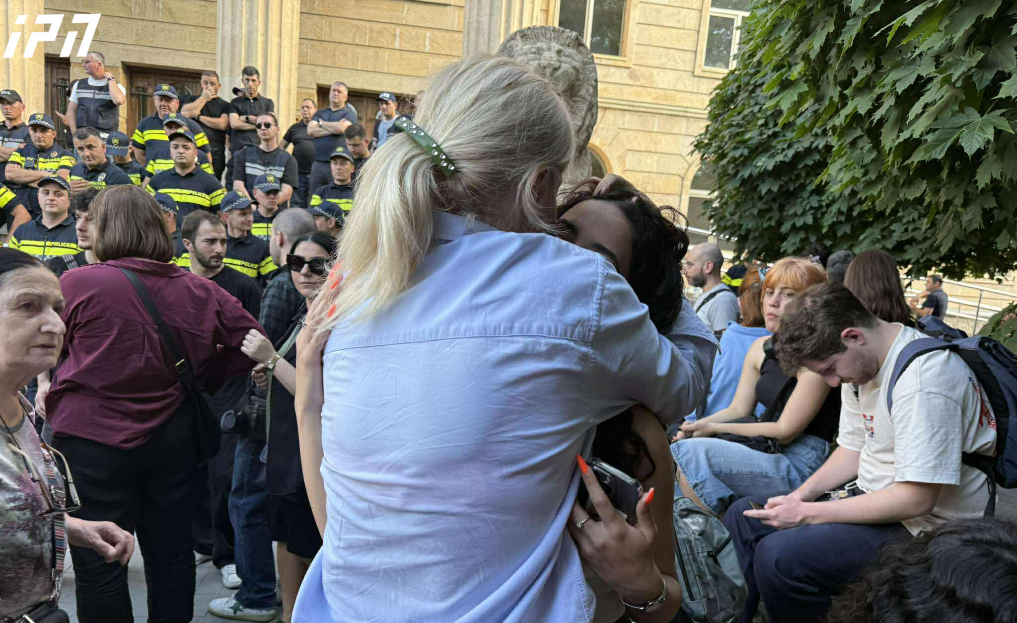 სასამართლოში მათე დევიძის პროცესის პარალელურად შეკრებილები ფილარმონიასთან გადაინაცვლებენ