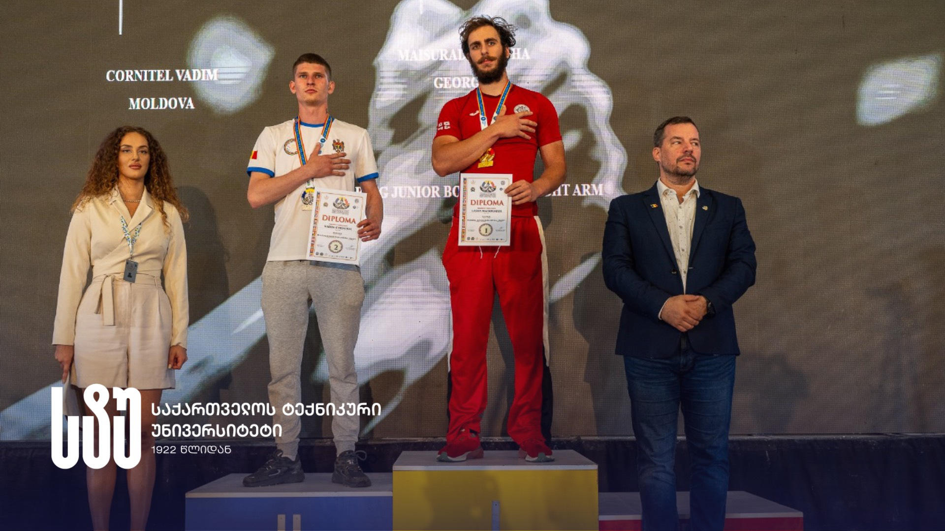 საქართველოს ტექნიკური უნივერსიტეტის რექტორი სტუდენტ ლაშა მაისურაძეს პარამკლავჭიდში ევროპის ჩემპიონობას ულოცავს