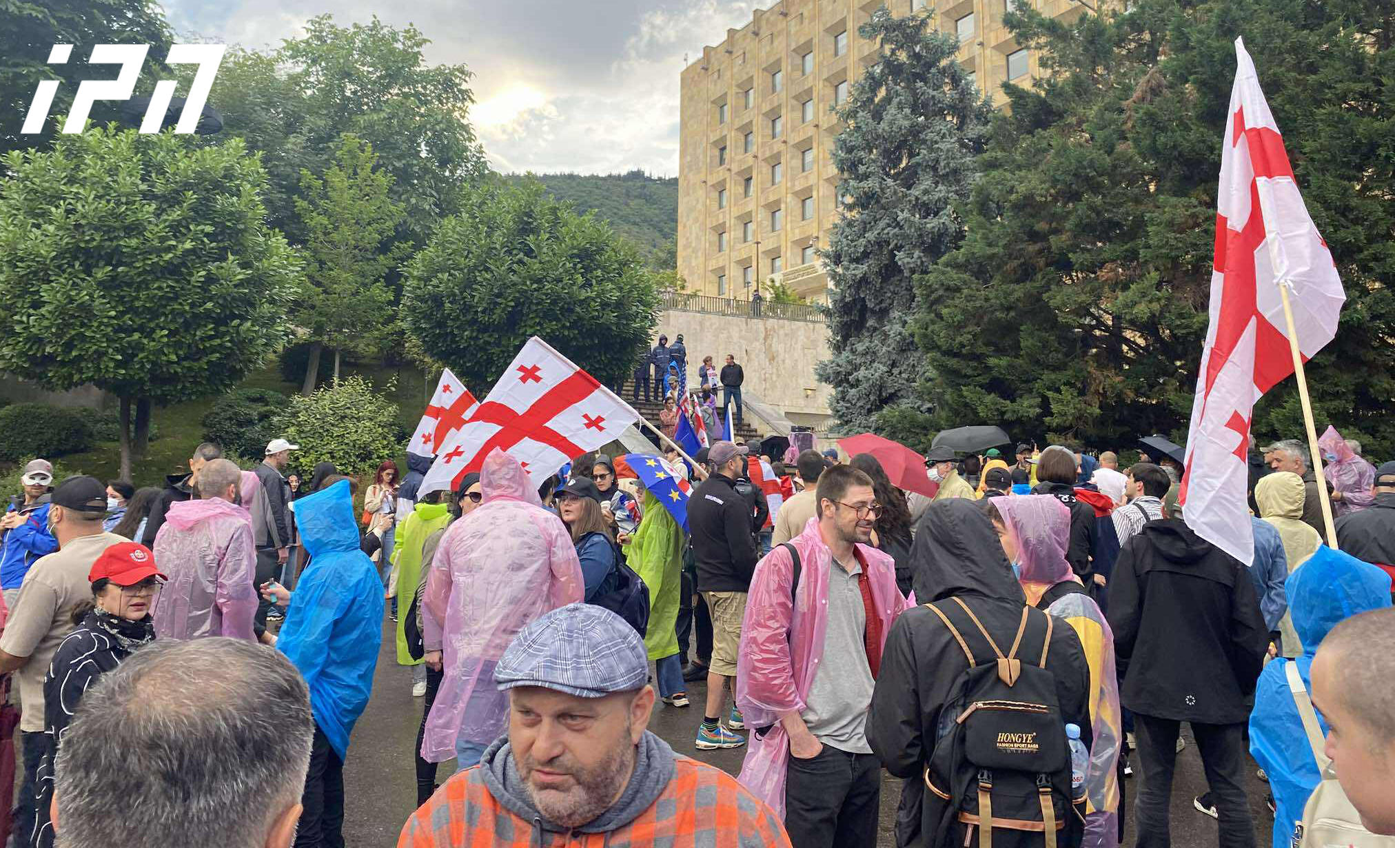 მთავრობის ადმინისტრაციასთან აქცია ლოზუნგით: „ხალხი წყვეტს“ მიმდინარეობს