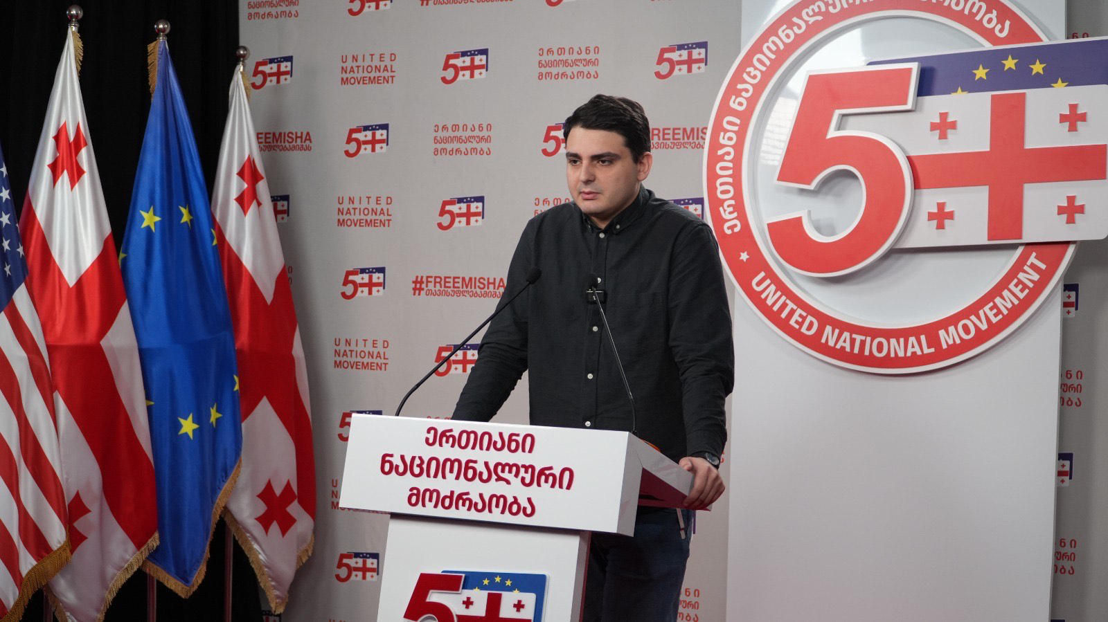 ლევან სანიკიძე - რომეო მიქაუტაძე იყო პირი, რომელიც ღარიბაშვილის პრემიერ-მინისტრობის დროს იყო შავი სალაროს მთავარი „ხაზინადარი“ და როგორც ჩანს, კობახიძეს ფული ერთი ჯიბიდან, მეორეში გადააქვს - ეს არის შიდა კლანური დაპირისპირება