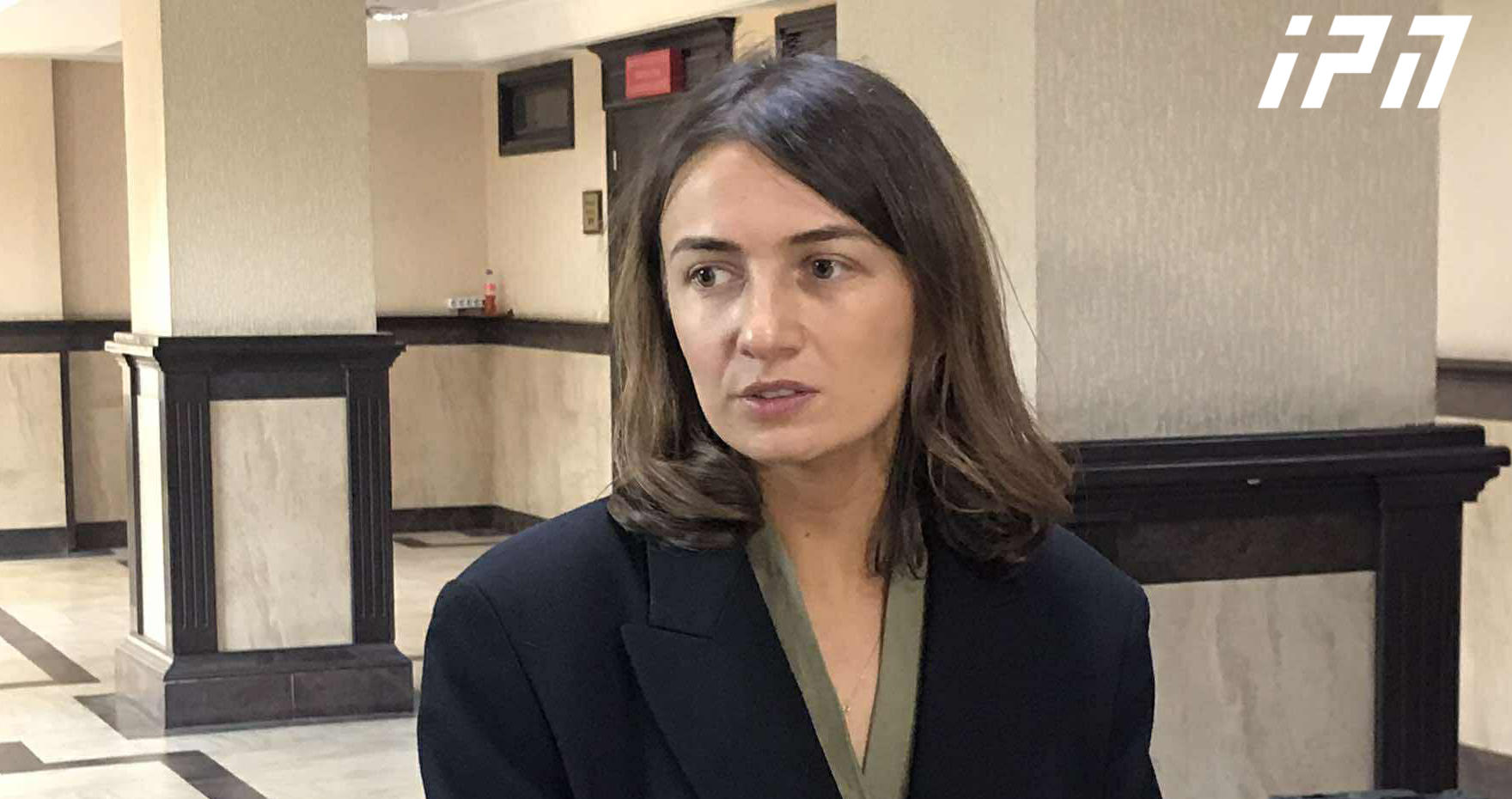 ზვიად რატიანის ადვოკატი - პოლიციელი  ჩვენებაში ამბობს, რომ მან ძლიერი ტკივილი განიცადა, პროკურატურის შეფასებით, ეს არის საფუძველი, რაც  პოლიციელზე თავდასხმის მუხლით კვალიფიკაციის შესაძლებლობას იძლევა
