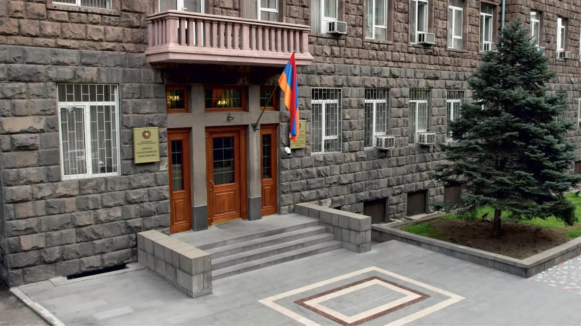 სომხეთის ეროვნული უსაფრთხოების სამსახური - სამართალდამცავებს ეჩმიაძინის მთავარი საკათედრო ტაძრის ტერიტორიის დატოვების ბრძანება უსაფრთხოების მიზნით და სიტუაციის ესკალაციის თავიდან ასაცილებლად მიეცათ