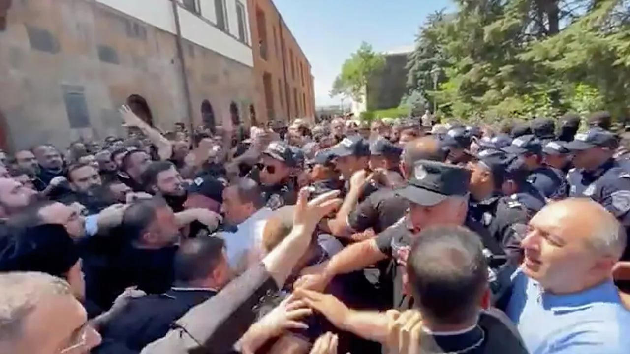 ეჩმიაძინის მთავარ საკათედრო ტაძართან მოქალაქეებსა და სამართალდამცავებს შორის კვლავ შეხლა-შემოხლა დაიწყო