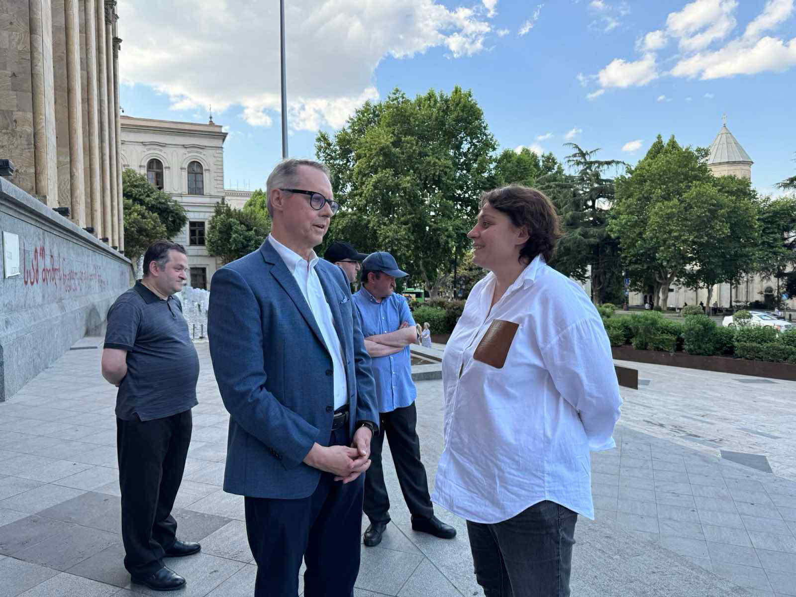 პარლამენტის წინ, მოშიმშილეებთან გერმანიის ელჩი, პეტერ ფიშერი მივიდა