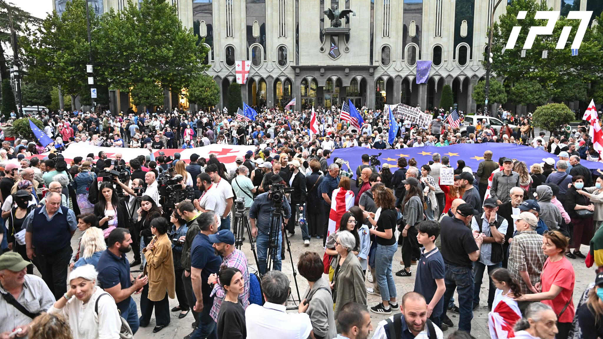 რუსთაველის გამზირზე მიმდინარე საპროტესტო აქციაზე საქართველოსა და ევროკავშირის დროშები გაშალეს