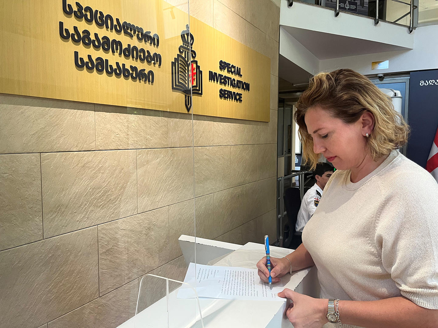 ანა დოლიძე - სპეციალურ საგამოძიებო სამსახურს მივმართე წერილობით, დაიწყოს გამოძიება სასამართლოს მანდატურის სამსახურის უფროსის, დავით მატიაშვილის წინააღმდეგ, რომელმაც მომაყენა დაზიანება