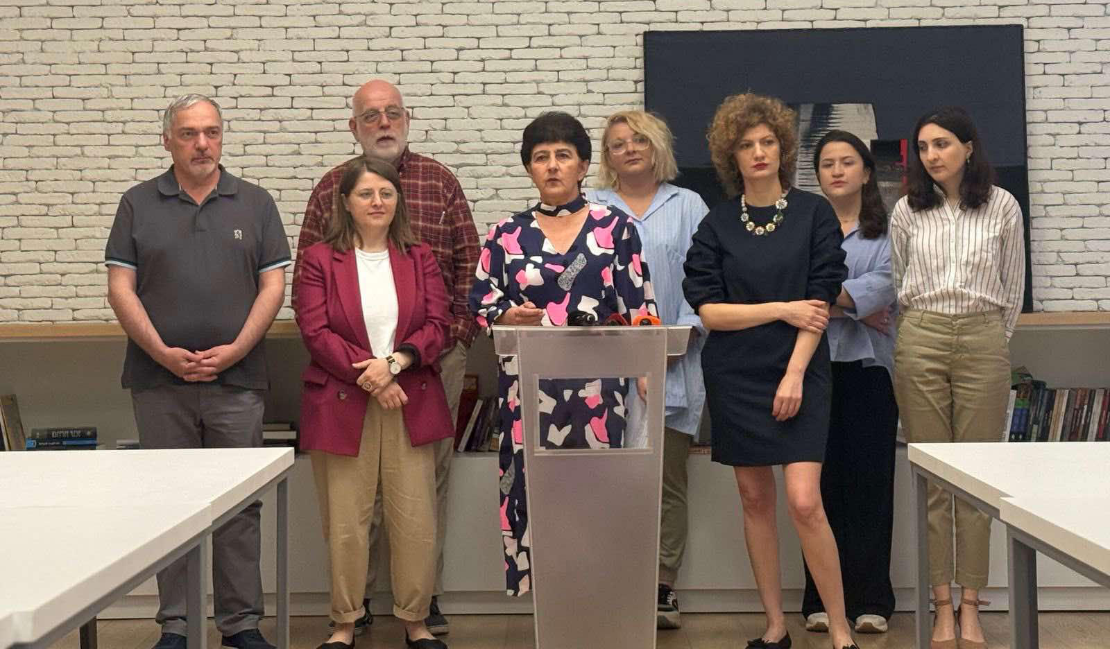 არასამთავრობო ორგანიზაციები - კიდევ ერთხელ ვაცხადებთ, არ ვაპირებთ ჩვენი მოქალაქეების ნდობის ღალატს, არავის მივცემთ წვდომას იმ ადამიანების კონფიდენციალურ ინფორმაციაზე, ვისაც ჩვენ დავხმარებივართ