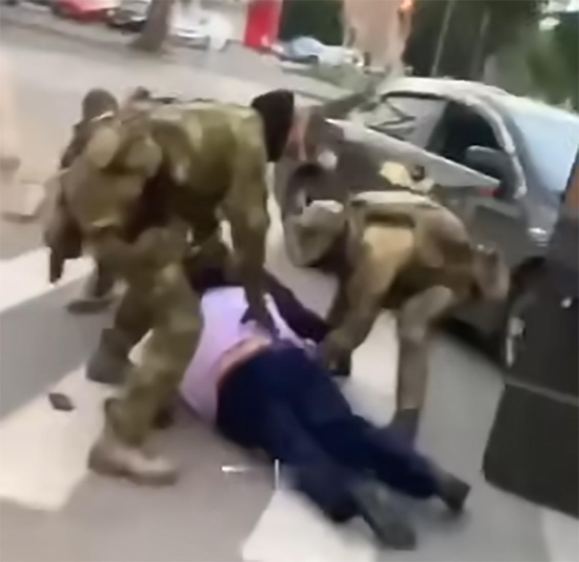 მედია - ეკატერინბურგში აზერბაიჯანული დიასპორის ლიდერი, შაჰინ შიხლინსკი დააკავეს, მის მანქანას ფანჯარა ჩაუმტვრიეს, გადმოათრიეს და ხელბორკილი დაადეს - რუსმა ძალოვანებმა დააკავეს ბიზნესმენი იუსუფ ხალილოვიც