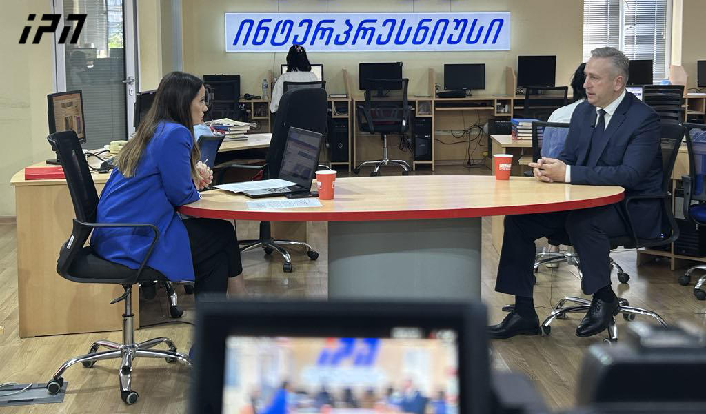 ზაზა თავაძე - ვინც გახარიას გაქცევაზე საუბრობს, უპასუხისმგებლო და მიკერძოებულია, გახარია არის ივანიშვილის მიერ დევნილი - რაც შეეხება 8 პარტიას, კითხვაზე: „რა ხდება 5 ოქტომბერს“? ეს სუბიექტები პასუხს ვერ გეტყვიან