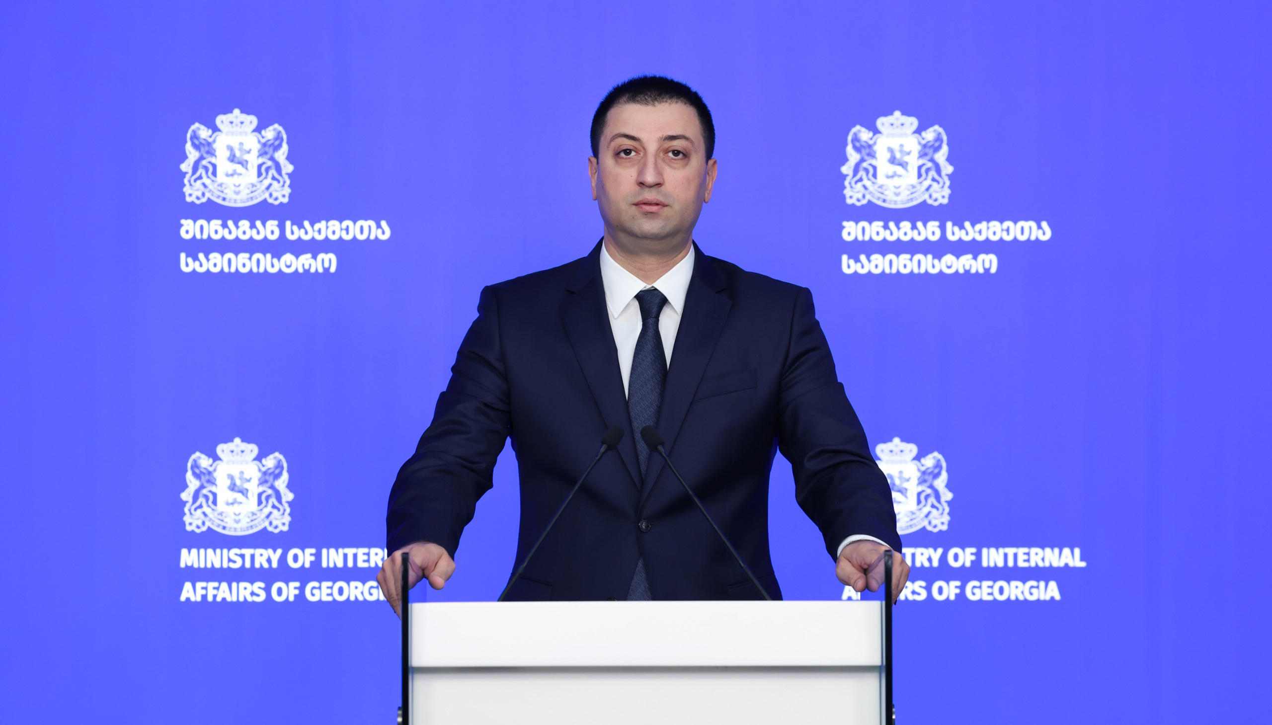 სამართალდამცავებმა, ჯგუფურად, განსაკუთრებით დიდი ოდენობით ნარკოტიკული საშუალების უკანონო შეძენა-შენახვის ბრალდებით სამი პირი დააკავეს