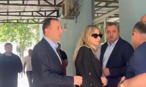 პირველ საუნივერსიტეტო კლინიკაში, სადაც თორნიკე რიჟვაძეა გადაყვანილი, ირაკლი ღარიბაშვილი მივიდა