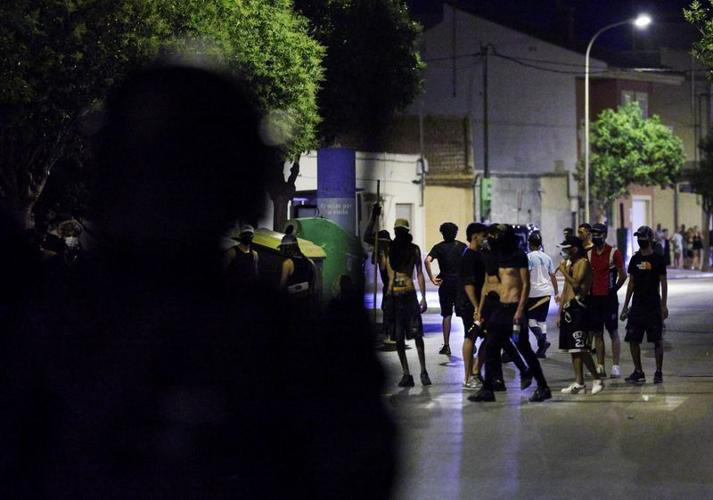 Reuters - ესპანეთში პოლიციამ ულტრამემარჯვენე ჯგუფებსა და მიგრანტებს შორის დაპირისპირების შემდეგ რვა ადამიანი დააკავა