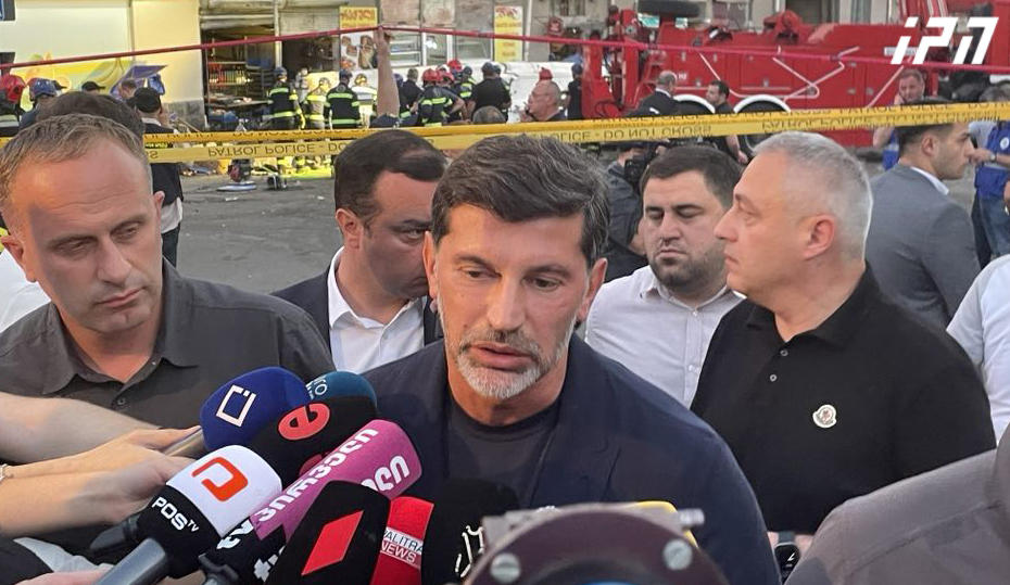 სადგურის მოედანზე, სადაც კორპუსში ნგრევა მოხდა, გელა გელაძე და კახი კალაძე იმყოფებიან
