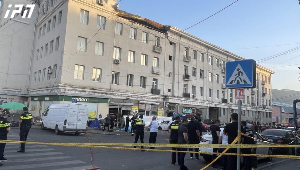 МВД – Пожарные - спасатели немедленно провели эвакуацию с территории у обрушившегося здания на «Вокзальной площади» - Ведется расчистка территории и активные поисково-спасательные мероприятия