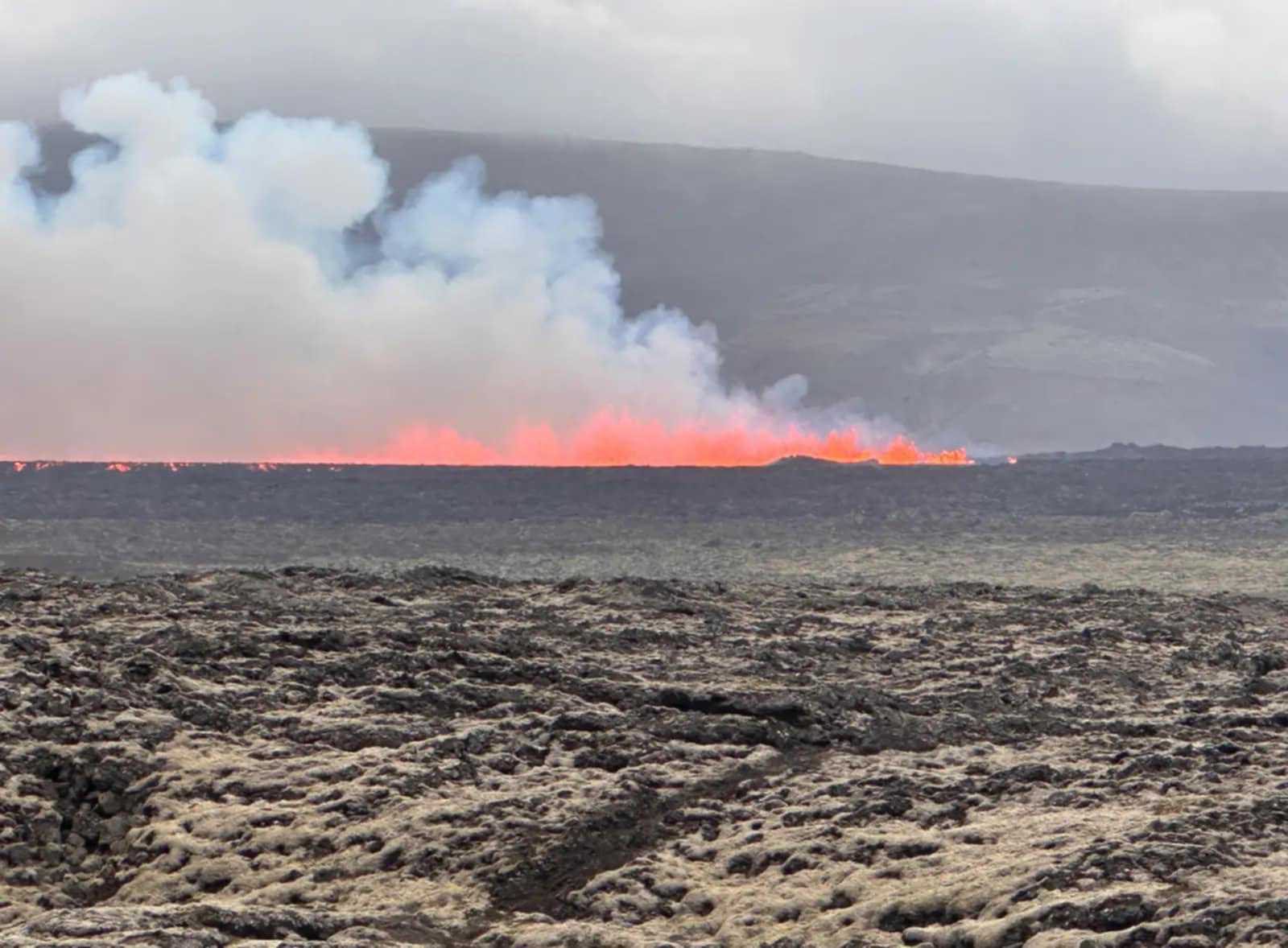Reuters - სამხრეთ-დასავლეთ ისლანდიაში ვულკანი ამოიფრქვა