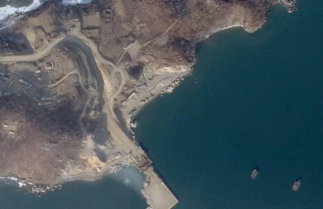 Reuters - თანამგზავრული ფოტოები მიუთითებს, რომ ჩრდილოეთ კორეის მთავარ სარაკეტო სადგურზე ახალი საზღვაო ნავმისადგომის მშენებლობა დასრულდა, სადაც უახლესი სადაზვერვო თანამგზავრების გაშვება და სხვა რაკეტების გამოცდა ჩატარდა