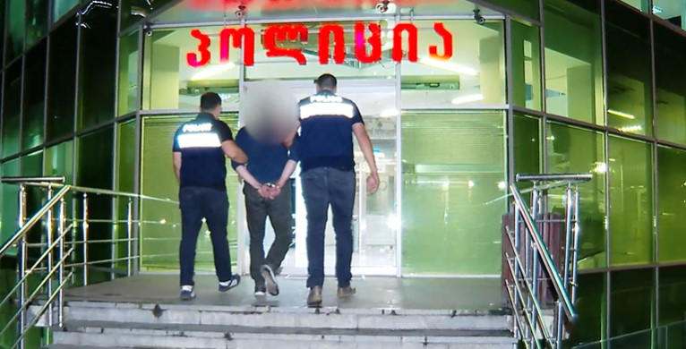 შსს - დაკავებულია პირი, რომელმაც თბილისში ავტომობილში მსხდომი უცხო ქვეყნის ორი მოქალაქე დააყაჩაღა, ერთი მათგანი დაჭრა, მათ კუთვნილ თანხას და დროებით სარგებლობაში არსებულ ავტომობილს დაეუფლა და მიიმალა - დაკავებულია დანაშაულის ორგანიზატორიც